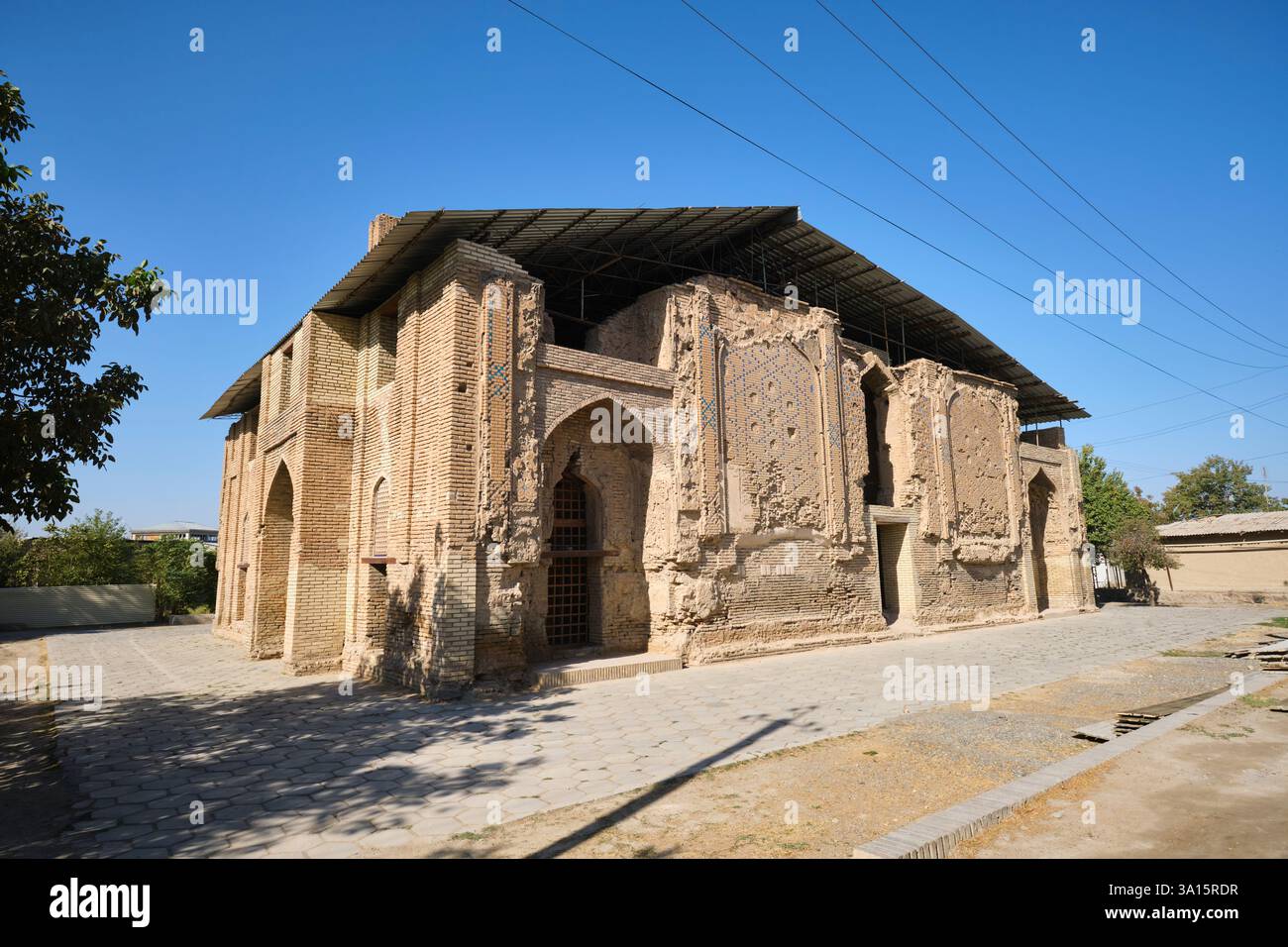 Vista della facciata esterna usurata e sbriciolata. Al mausoleo di Ishratxona, non restaurato e rovinato, dell'era timuride a Samarcanda, Uzbekistan. Foto Stock