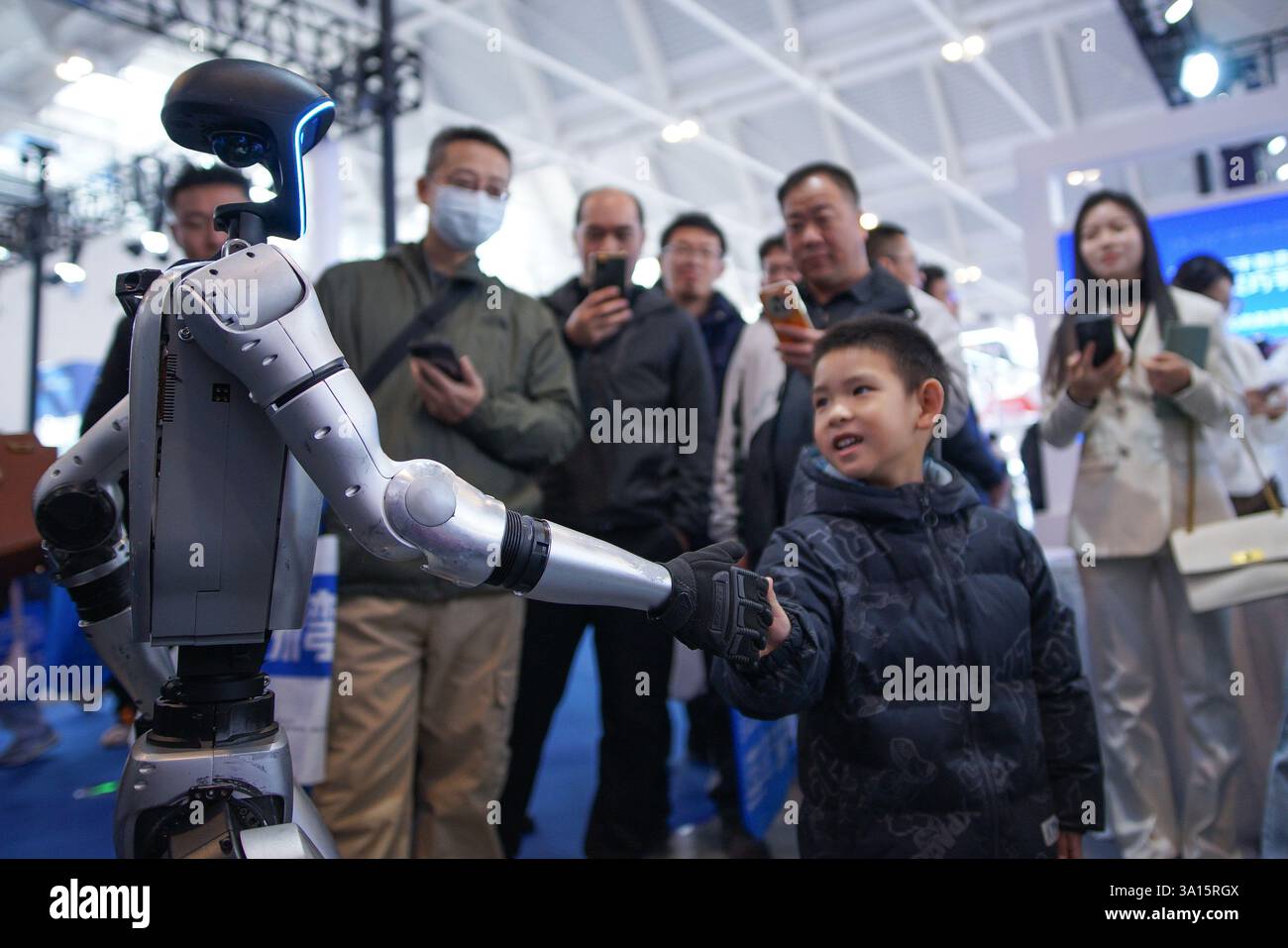 Tianjin, Cina. 6 marzo 2025. Il 21° China Tianjin International Equipment and Manufacturing Industry Expo (CIEX) ha preso il via a Tianjin, il 6 marzo 2025. Vari modelli di robot umanoidi hanno presentato tecnologie all'avanguardia all'expo. Credito: Tong Yu/China News Service/Alamy Live News Foto Stock