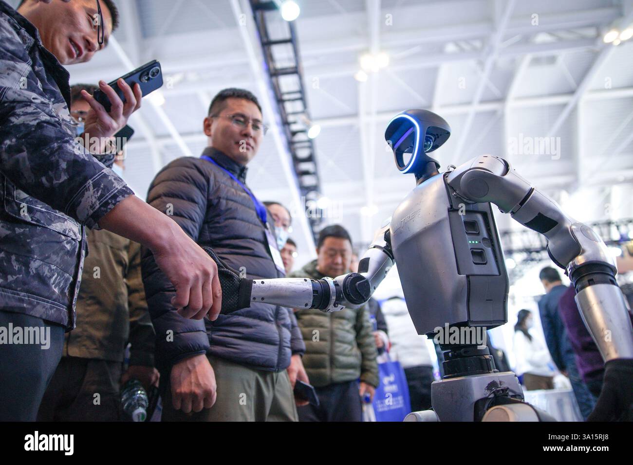 Tianjin, Cina. 6 marzo 2025. Il 21° China Tianjin International Equipment and Manufacturing Industry Expo (CIEX) ha preso il via a Tianjin, il 6 marzo 2025. Vari modelli di robot umanoidi hanno presentato tecnologie all'avanguardia all'expo. Credito: Tong Yu/China News Service/Alamy Live News Foto Stock