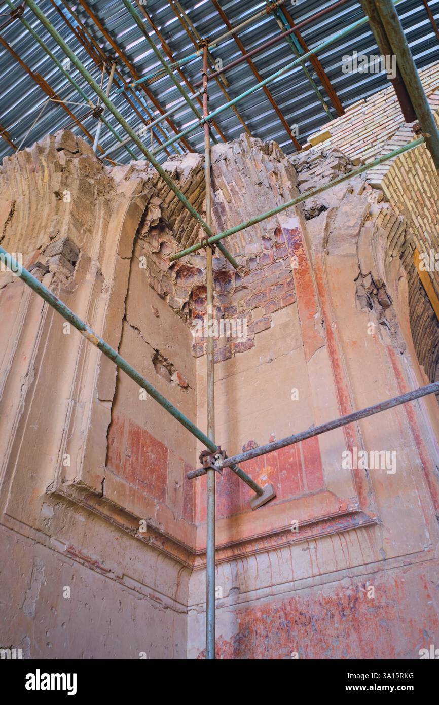 Vista interna della camera principale con ponteggio. Al mausoleo di Ishratxona, non restaurato e rovinato, dell'era timuride a Samarcanda, Uzbekistan. Foto Stock