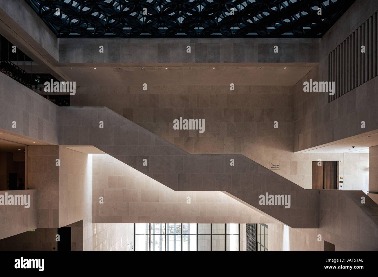 Spazio interno all'M7 Cultural Forum progettato dall'architetto John McAslan + Partners, Doha, Qatar. Luci e ombre a contrasto elevato Foto Stock