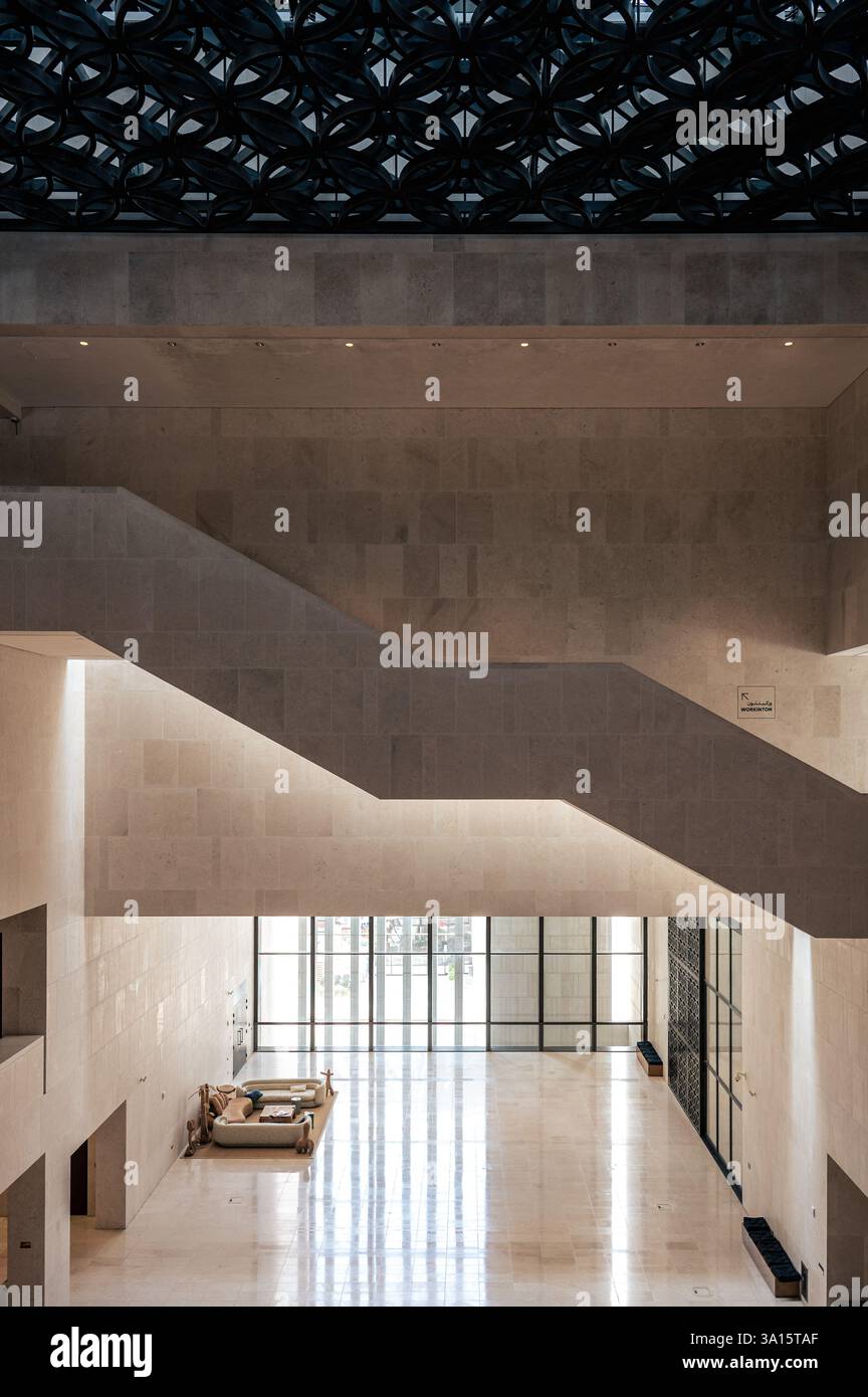 Spazio interno all'M7 Cultural Forum progettato dall'architetto John McAslan + Partners, Doha, Qatar. Luci e ombre a contrasto elevato Foto Stock