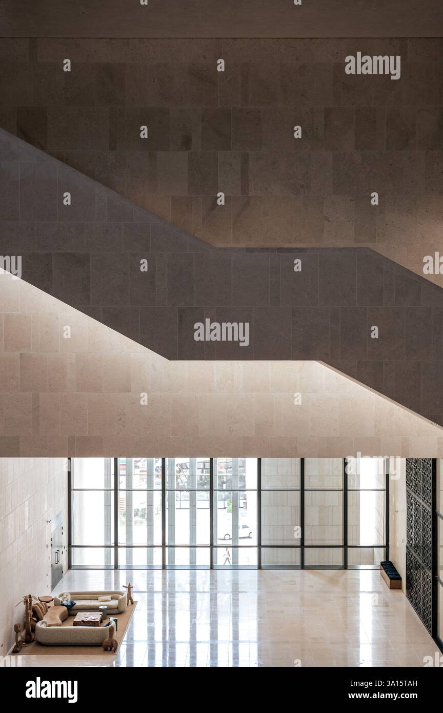 Spazio interno all'M7 Cultural Forum progettato dall'architetto John McAslan + Partners, Doha, Qatar. Luci e ombre a contrasto elevato Foto Stock