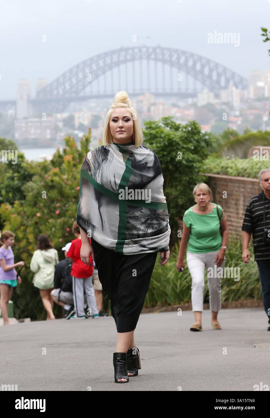 Sydney, Australia. 21 marzo 2014. SYDNEY, AUSTRALIA - 24 MARZO: Hayley Hasselhoff si è presa una pausa dal lavoro serio per divertirsi il lunedì al Taronga Park Zoo il 24 marzo 2014 a Melbourne, Australia persone: Hayley Hasselhoff Credit: Storms Media Group/Alamy Live News Foto Stock