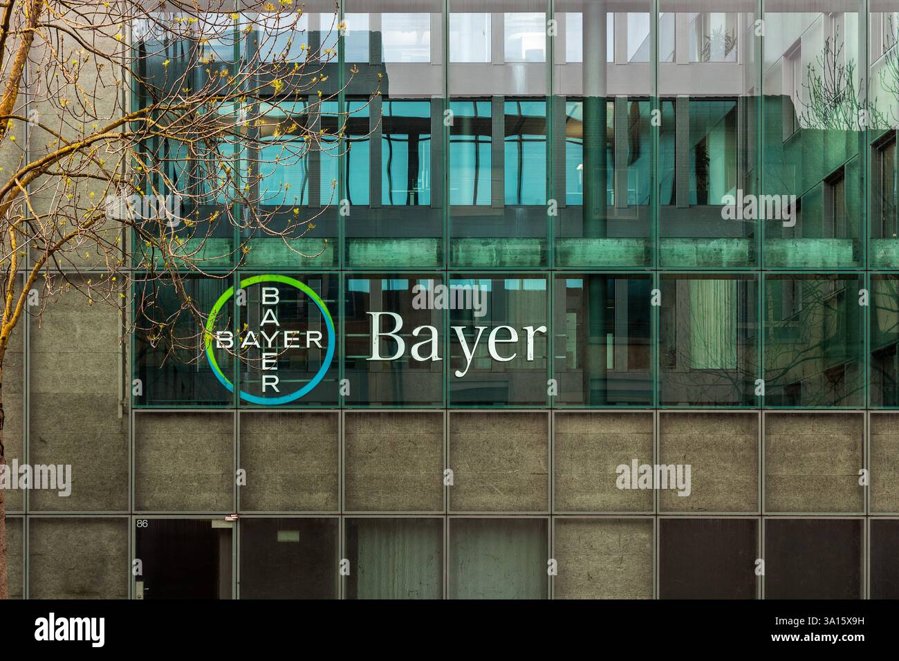 Basilea, Svizzera - aprile 08. 2024: Il marchio della Bayer AG a Basilea, è una multinazionale tedesca farmaceutica e delle scienze della vita Foto Stock