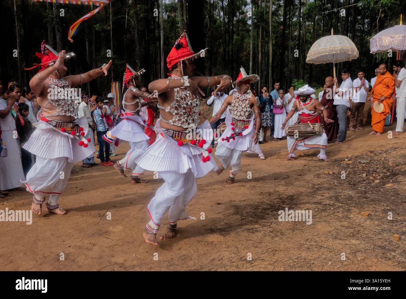 Ballerini in un festival del tempio poya, Ella, Sri Lanka Foto Stock