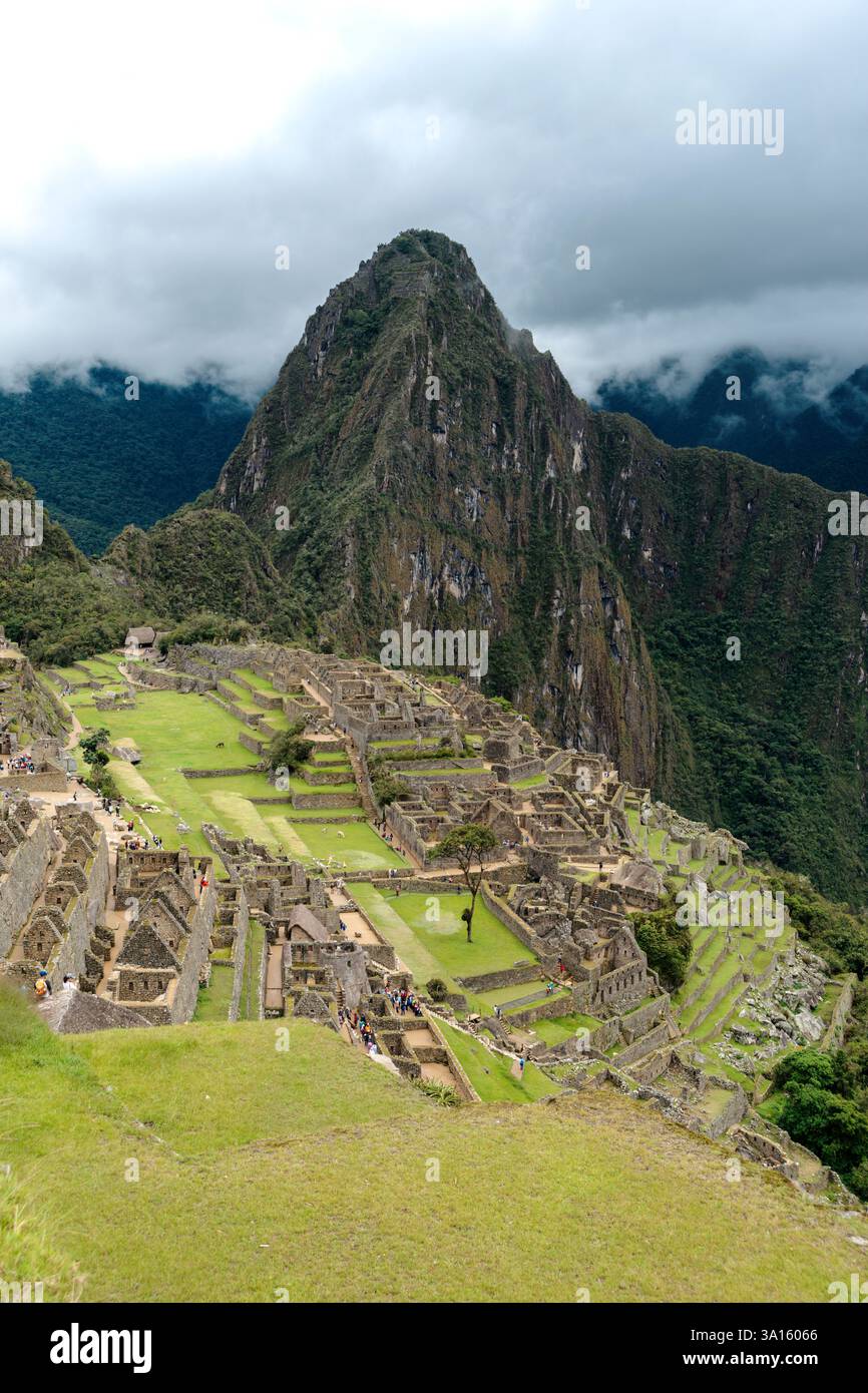 Vista aerea del famoso sito di Machu Picchu in un giorno nuvoloso in Perù Foto Stock