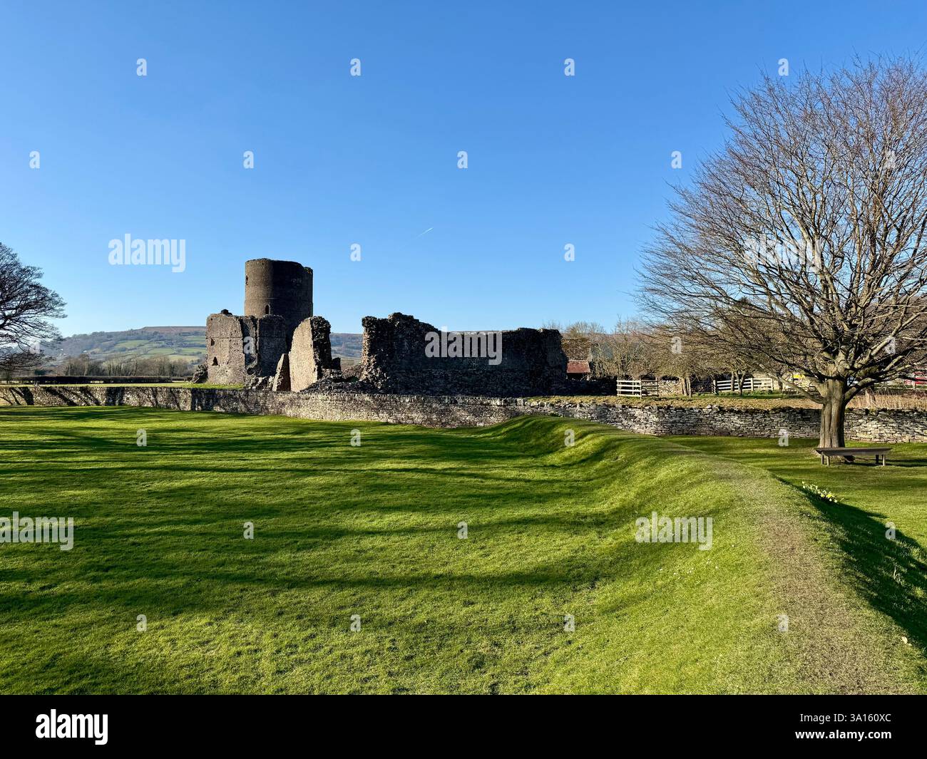 Tretower Court e Castle from the Garden in un Bright Winter's Day - Immagine stock catturata con smartphone