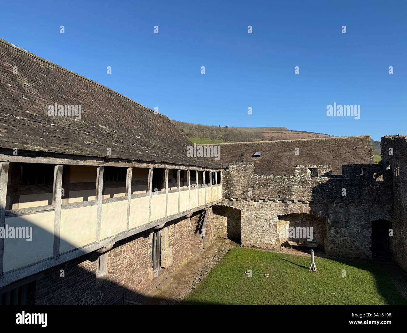 Il Courtyard of a Tudor Mansion, Tretower Court and Castle, Powys, Galles Foto Stock