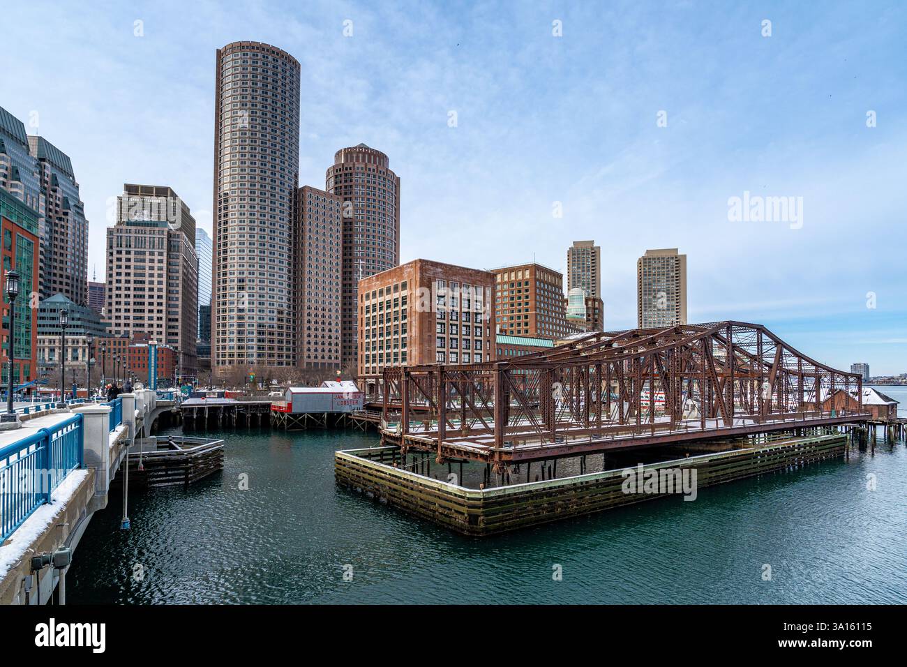 Boston, ma, Stati Uniti - 12 febbraio 2025 - il paesaggio urbano di Boston e i grattacieli visti dal ponte di Seaport Boulevard in uno splendido pomeriggio invernale Foto Stock