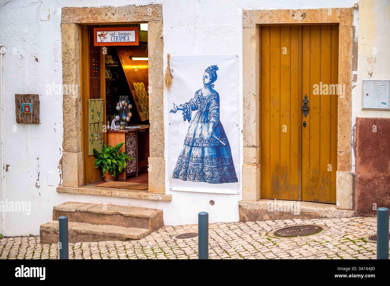 Antiche porte strada acciottolata bellissimo negozio di ceramiche Silves Portugal Foto Stock