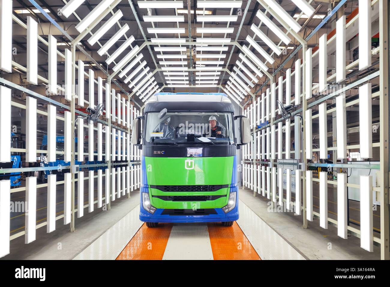 Tianjin, Cina. 5 marzo 2025. Un membro dello staff guida una pesante pila a combustibile a idrogeno il 5 marzo 2025 a Tianjin, in Cina. Il 5 marzo a Tianjin è uscito dalla linea di produzione un lotto di tubi pesanti alimentati da celle a combustibile a idrogeno da 200 kilowatt. I dumper pesanti hanno una portata massima di oltre 700 chilometri, adatti per la logistica su media e lunga distanza. Credito: Tong Yu/China News Service/Alamy Live News Foto Stock