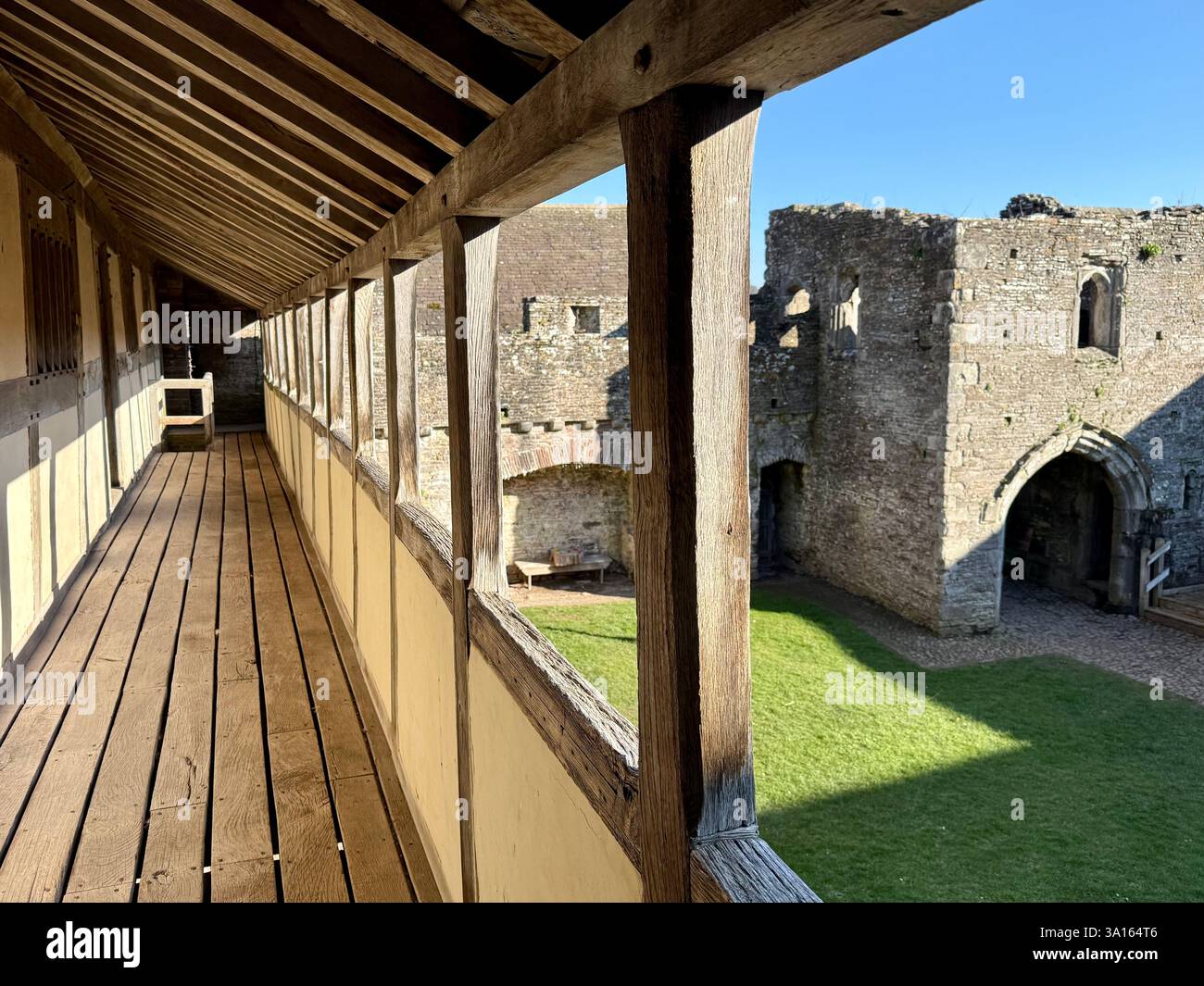 Balcone e portineria in legno, Tretower Court and Castle, una residenza Tudor a Powys, Galles Foto Stock