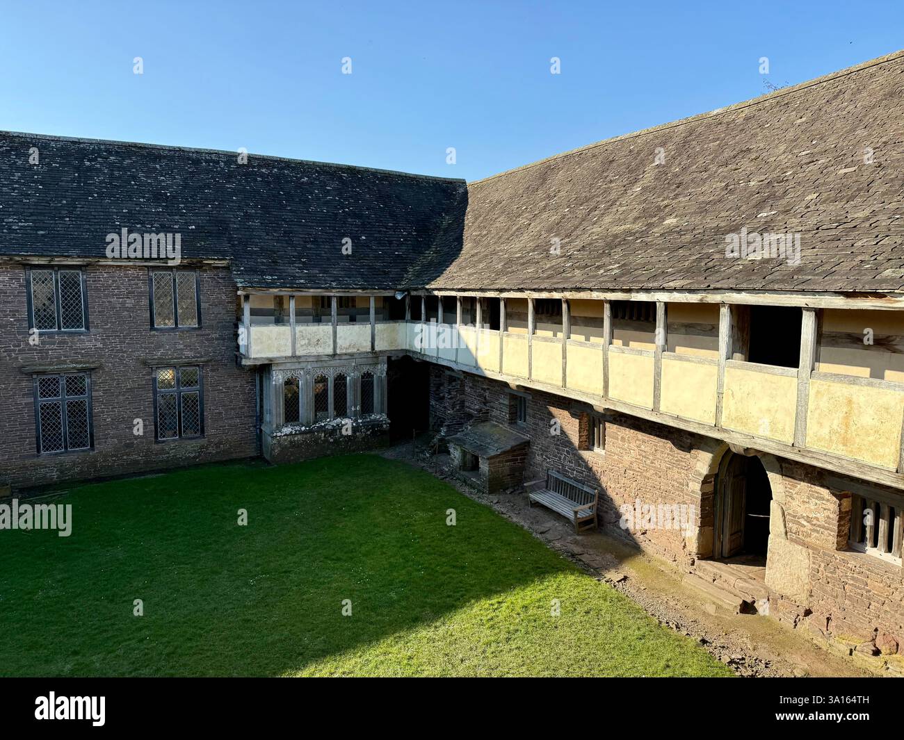 Cortile e balcone medievale di Tretwoer Court, una residenza Tudor a Powys, Galles Foto Stock