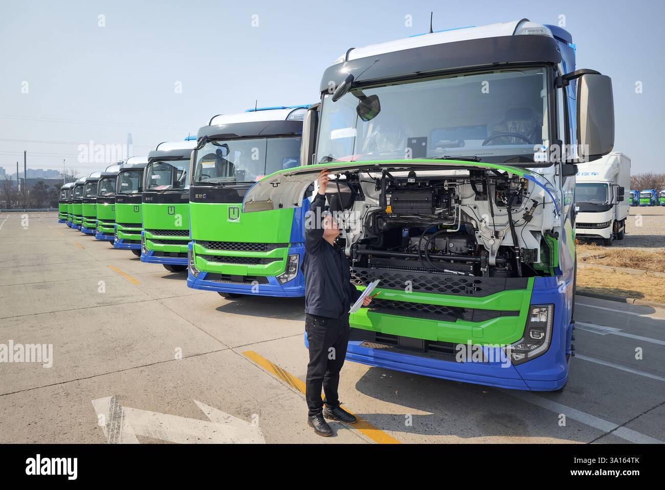 Tianjin, Cina. 5 marzo 2025. Un membro del personale ispeziona i tubi pesanti delle pile a combustibile a idrogeno il 5 marzo 2025 a Tianjin, in Cina. Il 5 marzo a Tianjin è uscito dalla linea di produzione un lotto di tubi pesanti alimentati da celle a combustibile a idrogeno da 200 kilowatt. I dumper pesanti hanno una portata massima di oltre 700 chilometri, adatti per la logistica su media e lunga distanza. Credito: Tong Yu/China News Service/Alamy Live News Foto Stock