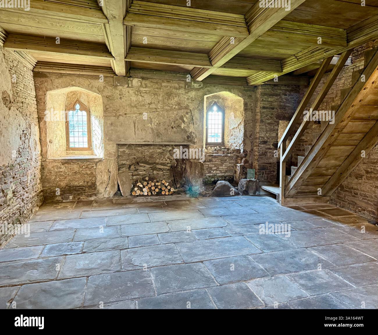 Tretower Court and Castle, Powys, Galles - Immagine stock catturata con smartphone