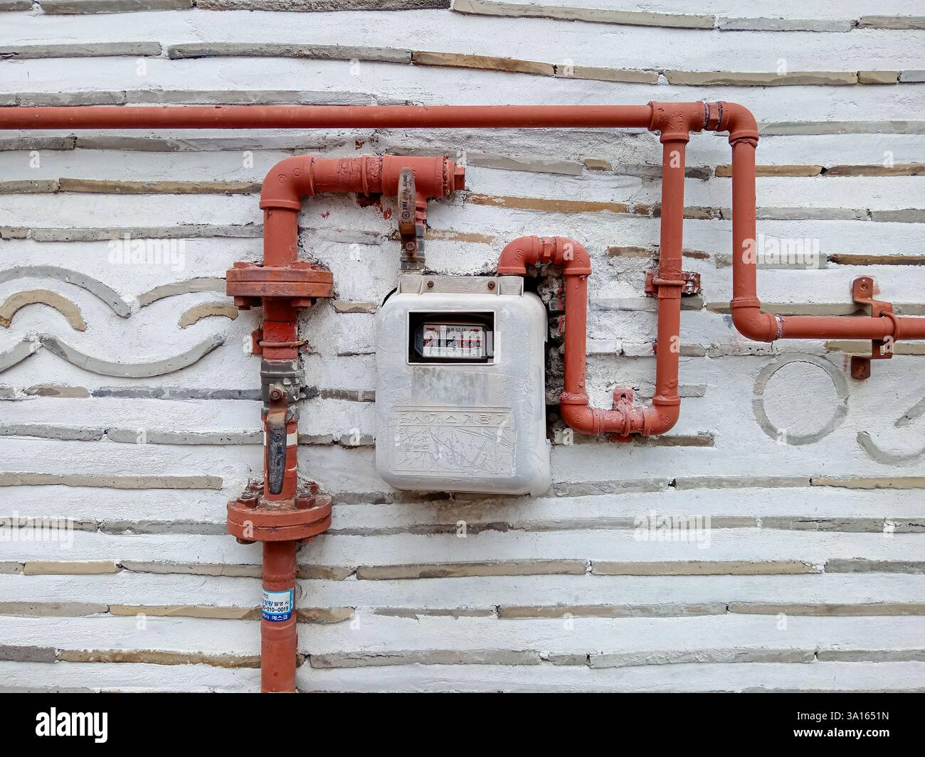 Seoul, Corea - 29 ottobre 2024: Tubo residenziale per contatore di gas propano all'esterno di una tradizionale casa coreana chiamata hanok situata a Bukchon Han Foto Stock