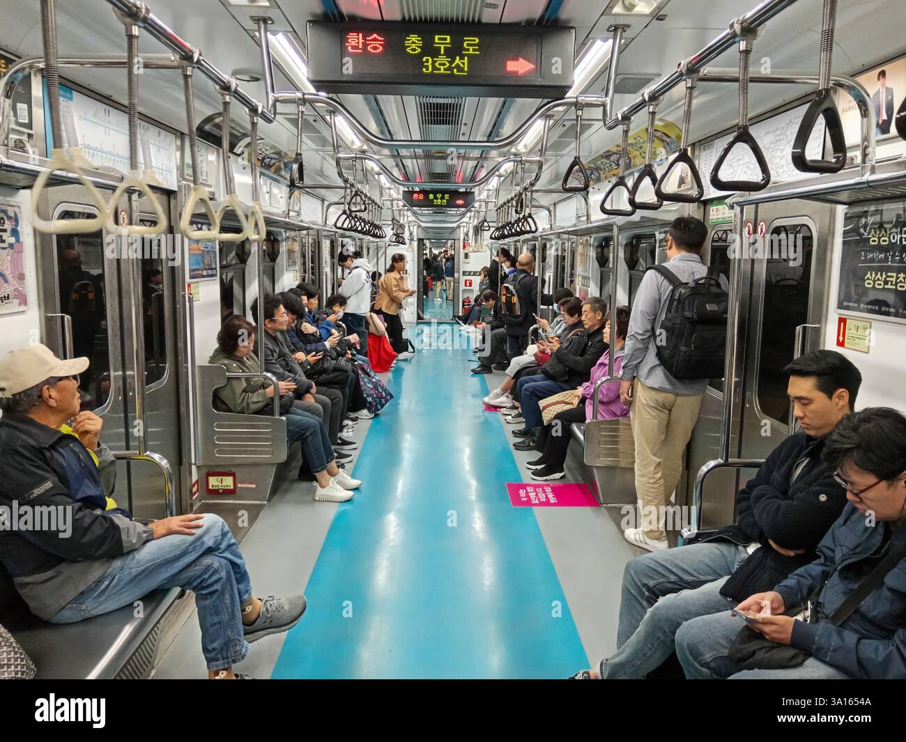 Seoul, Corea - 19 ottobre 2024: Pendolari coreani che viaggiano nel sistema metropolitano di Seoul, Corea del Sud. Foto Stock