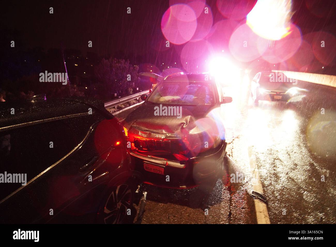Un'auto viene vista danneggiata durante il temporale. San Diego ha subito una forte pioggia che ha portato a significative inondazioni in tutta la città. Nell'area di la Jolla, almeno quattro auto sono sommerse con livelli d'acqua quasi interamente coperti. Contemporaneamente, diversi incidenti automobilistici si sono verificati durante la tempesta, provocando risposte dal dipartimento di polizia di San Diego. Le autorità hanno chiuso le strade allagate per garantire la sicurezza pubblica, mentre il National Weather Service ha emesso un avviso di inondazione per alcune zone di San Diego. (Foto di Michael ho Wai Lee/SOPA Images/Sipa USA) Foto Stock