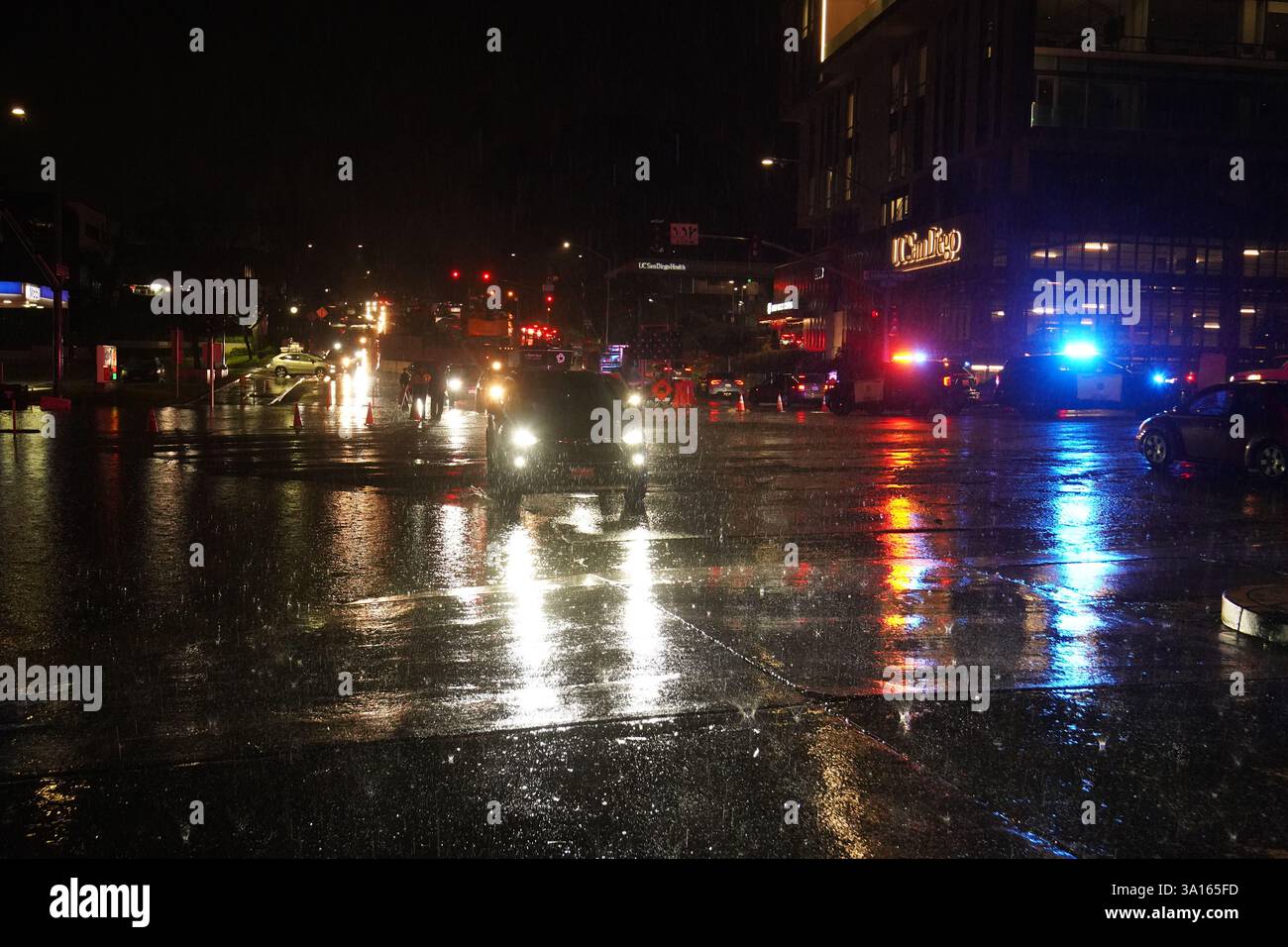 Le auto guidano su strada durante il temporale. San Diego ha subito una forte pioggia che ha portato a significative inondazioni in tutta la città. Nell'area di la Jolla, almeno quattro auto sono sommerse con livelli d'acqua quasi interamente coperti. Contemporaneamente, diversi incidenti automobilistici si sono verificati durante la tempesta, provocando risposte dal dipartimento di polizia di San Diego. Le autorità hanno chiuso le strade allagate per garantire la sicurezza pubblica, mentre il National Weather Service ha emesso un avviso di inondazione per alcune zone di San Diego. (Foto di Michael ho Wai Lee/SOPA Images/Sipa USA) Foto Stock