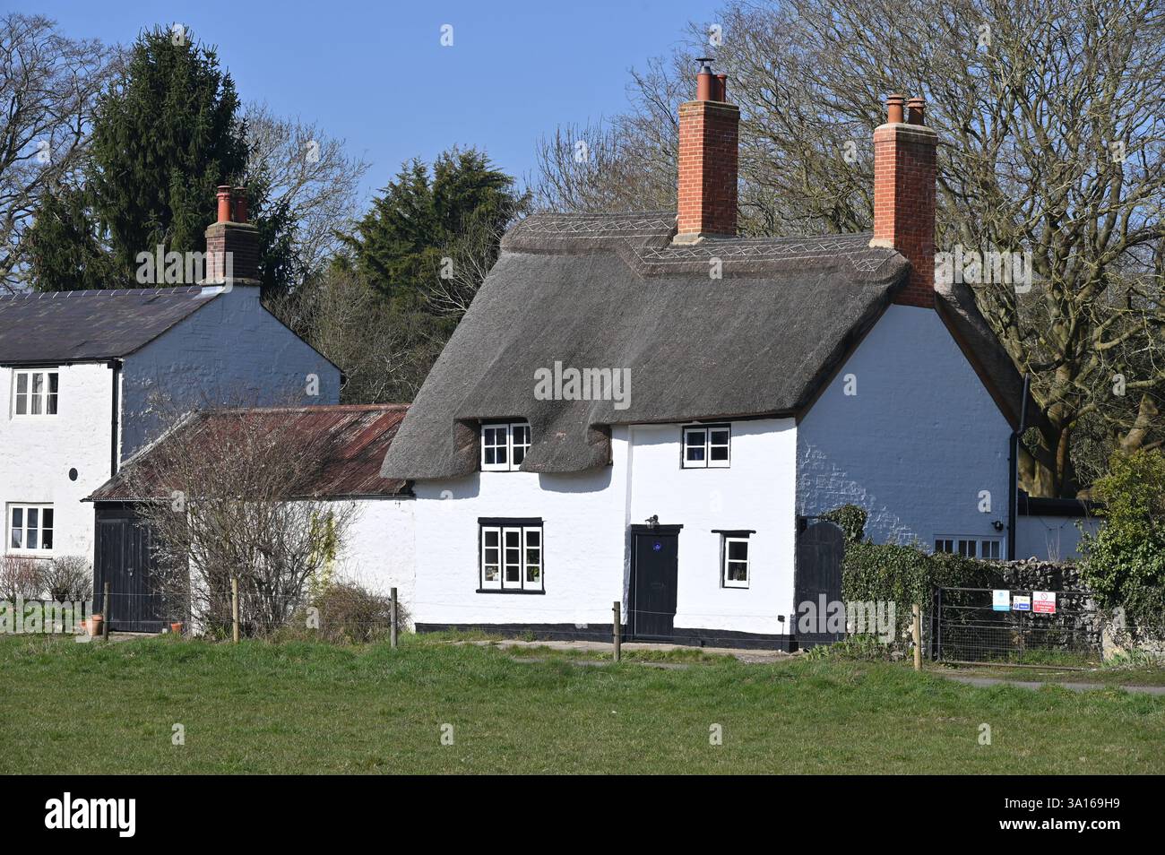 Il Cottage con tetto di paglia, un tradizionale albergo costruito in pietra nel borgo di Binsey, a nord di Oxford Foto Stock