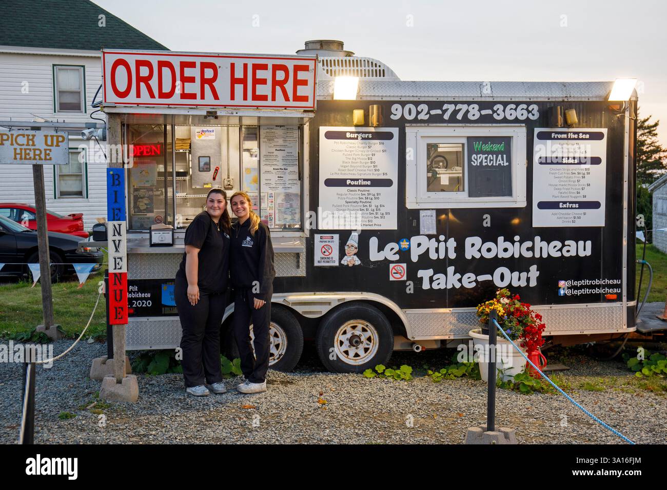 Canada, provincia della nuova Scozia, comunità acadiana di Clare (Baie Sainte-Marie), la baracca del ristorante di pesce e poutine, le Ptit Robicheau a Saulnierville Foto Stock