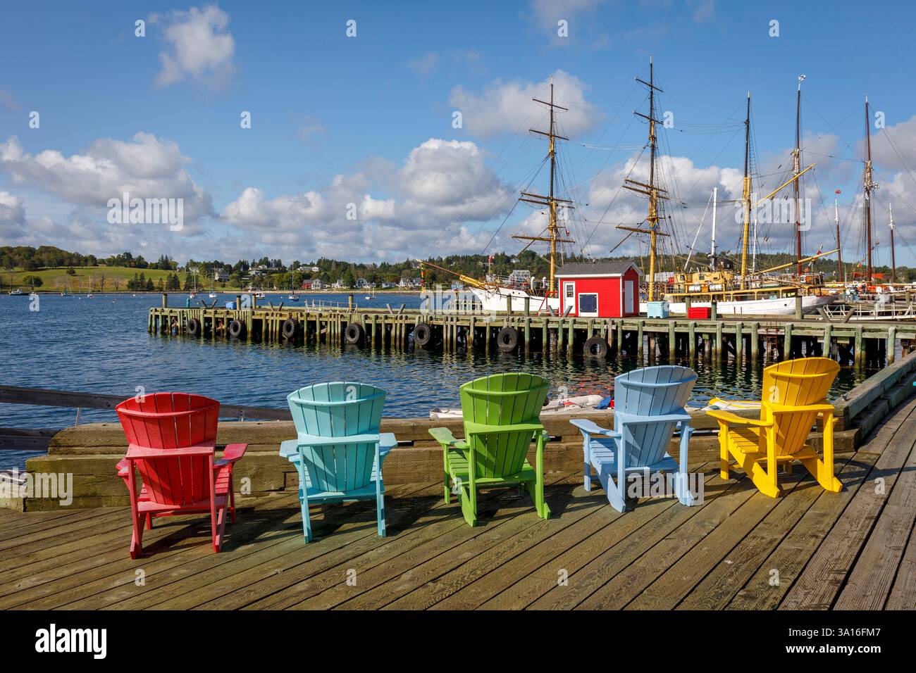 Canada, provincia della nuova Scozia, Lunenburg, sito patrimonio dell'umanità dell'UNESCO, città vecchia, lungomare, sedie Adirondack Foto Stock