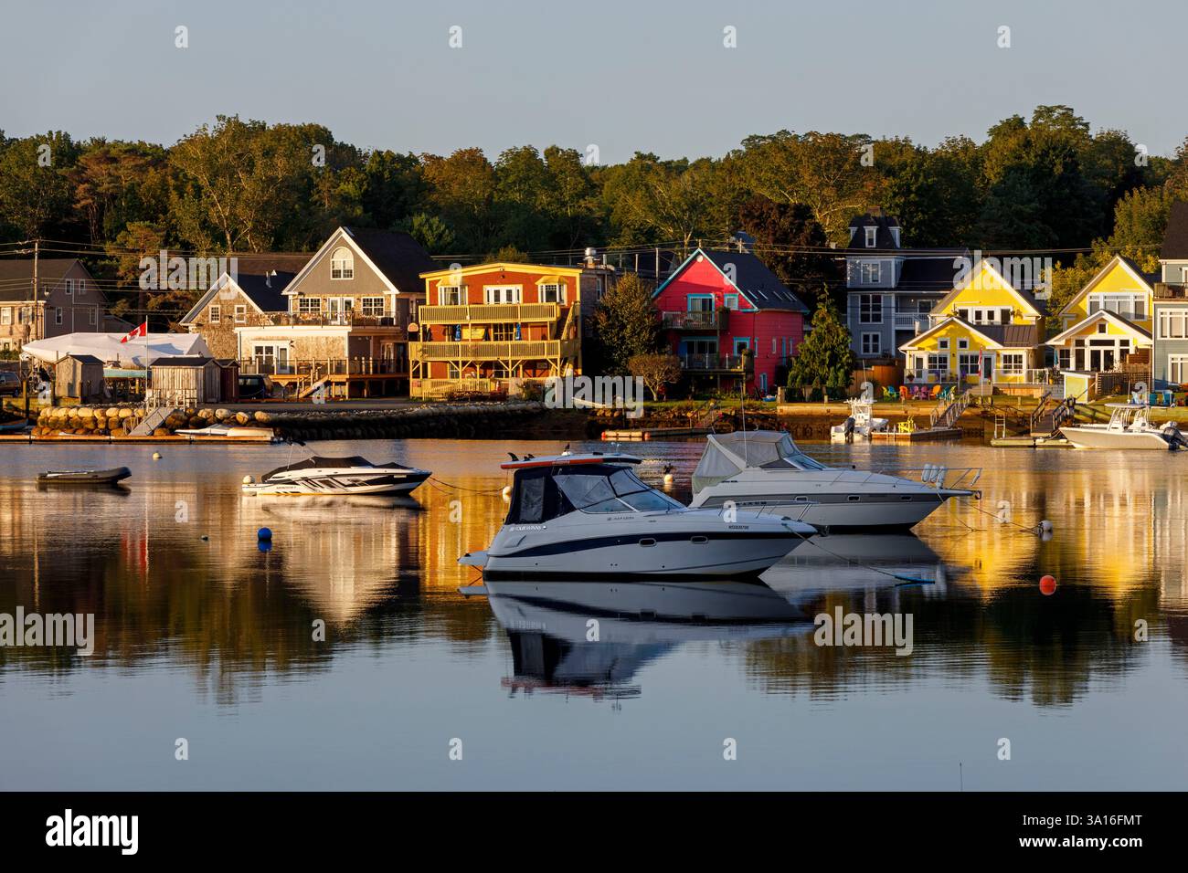 Canada, nuova Scozia, Mahone Bay, la baia e il villaggio all'alba Foto Stock