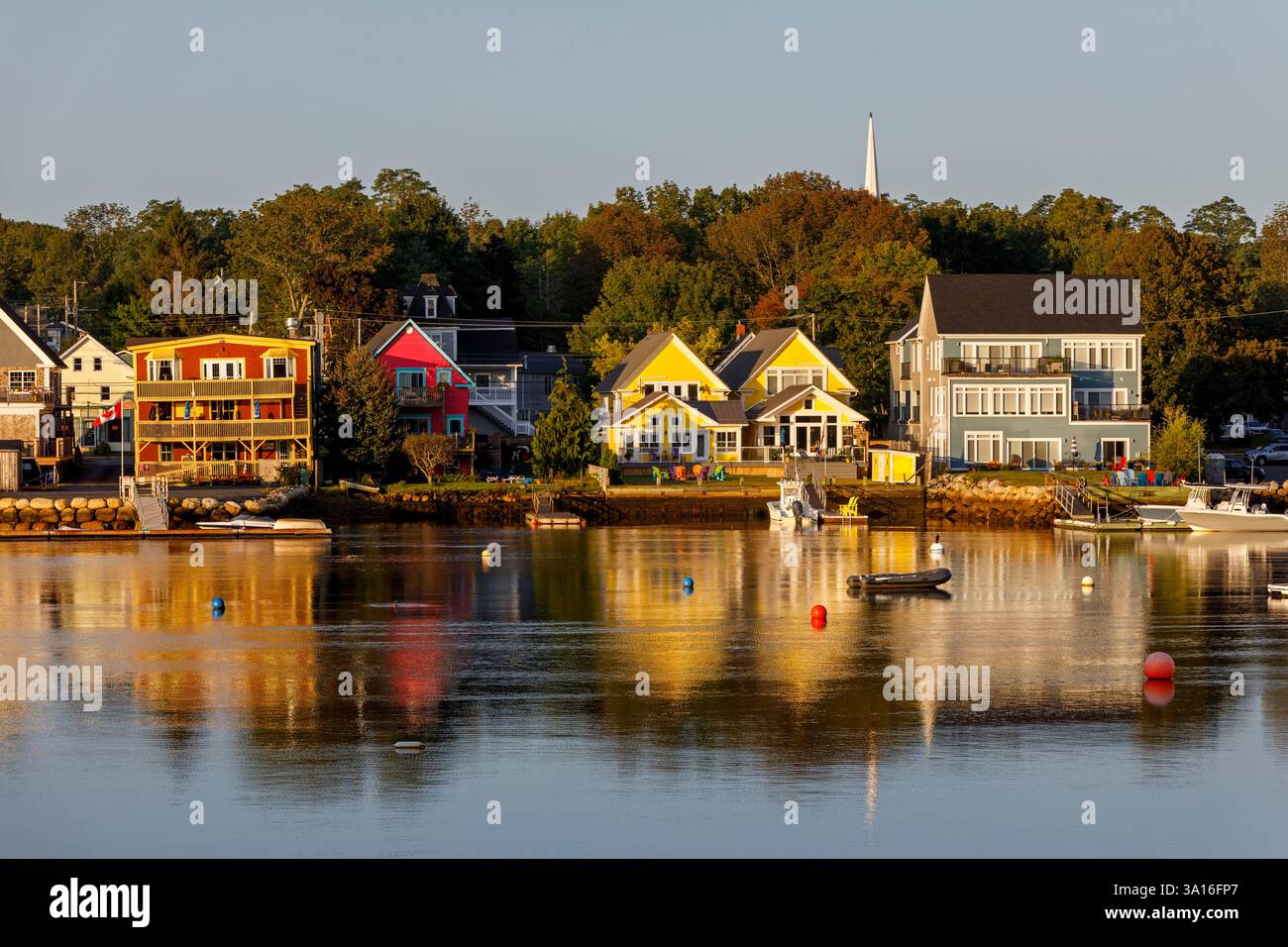 Canada, nuova Scozia, Mahone Bay, la baia e il villaggio all'alba Foto Stock