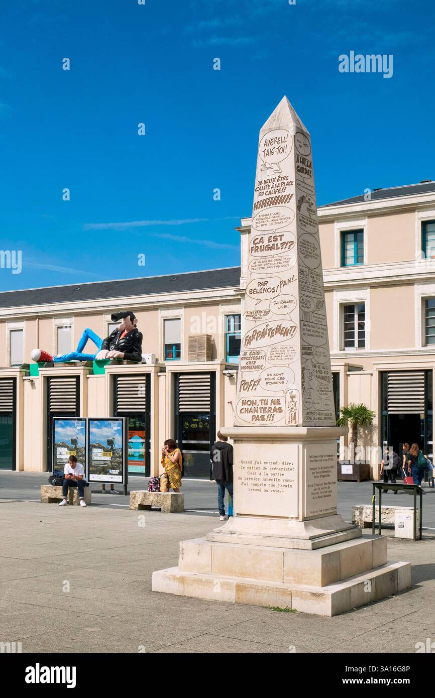 Francia, Charente, Angouleme, Forecourt della stazione ferroviaria, obelisco fumettistico creato per rendere omaggio a Rene Goscinny, sceneggiatore di Asterix, e sullo sfondo la statua di Lucien, un personaggio fumettistico di Frank Margerin Foto Stock