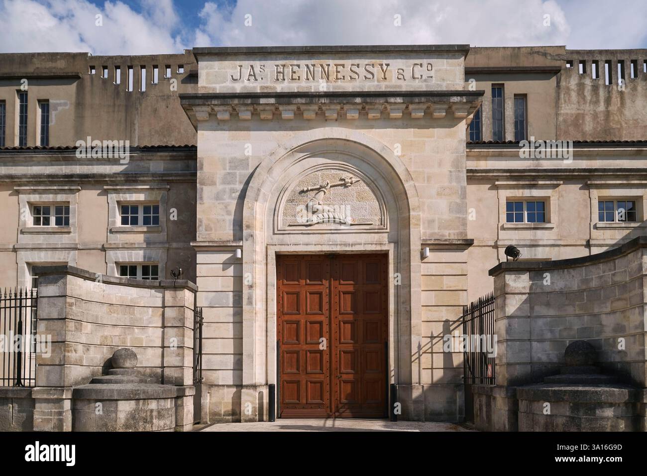 France, Charente, Cognac, Hennessy House fondata nel 1765 dall'ufficiale militare irlandese Richard Hennessy, leader mondiale nel cognac, l'ingresso dell'edificio storico Foto Stock
