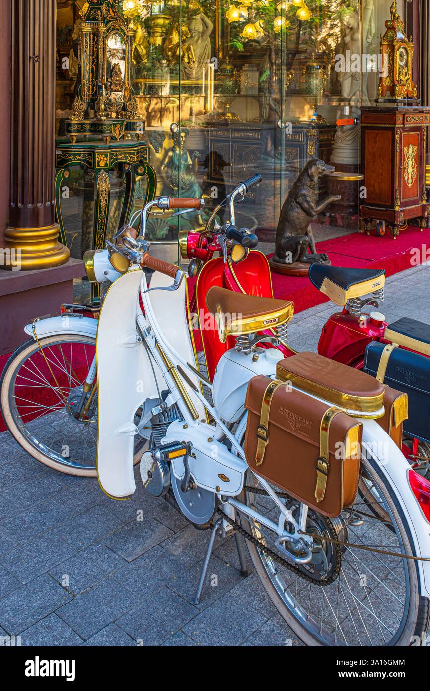 Vietnam, Hanoi, distretto di Ba Dinh, ciclomotore Motobecane Foto Stock