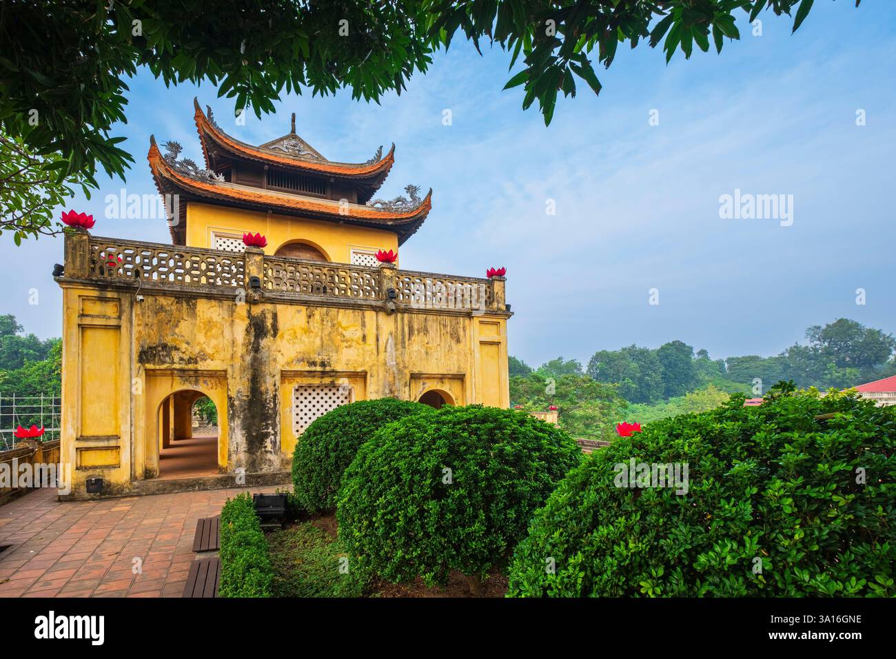 Vietnam, Hanoi, quartiere di Ba Dinh, Cittadella Imperiale di Thang Long (patrimonio dell'umanità dell'UNESCO), cancello principale o porta Doan Mon Foto Stock