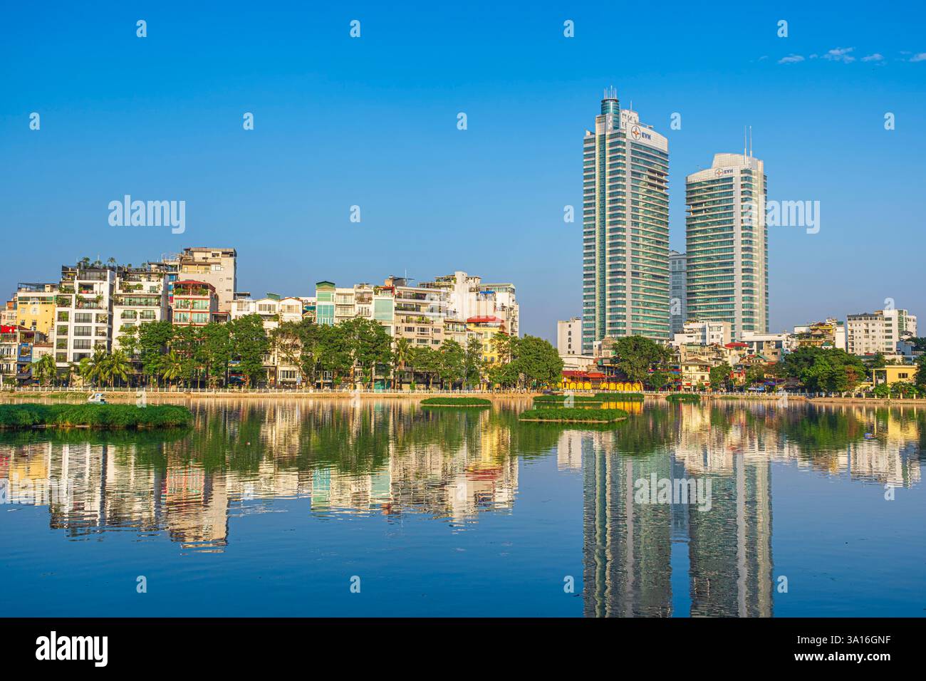 Vietnam, Hanoi, distretto di Ba Dinh, lago Truc Bach o lago bianco di bambù Foto Stock