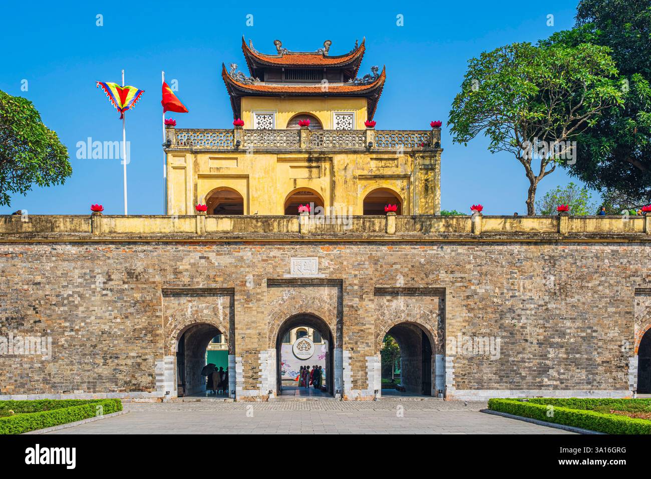 Vietnam, Hanoi, quartiere di Ba Dinh, Cittadella Imperiale di Thang Long (patrimonio dell'umanità dell'UNESCO), cancello principale o porta Doan Mon Foto Stock