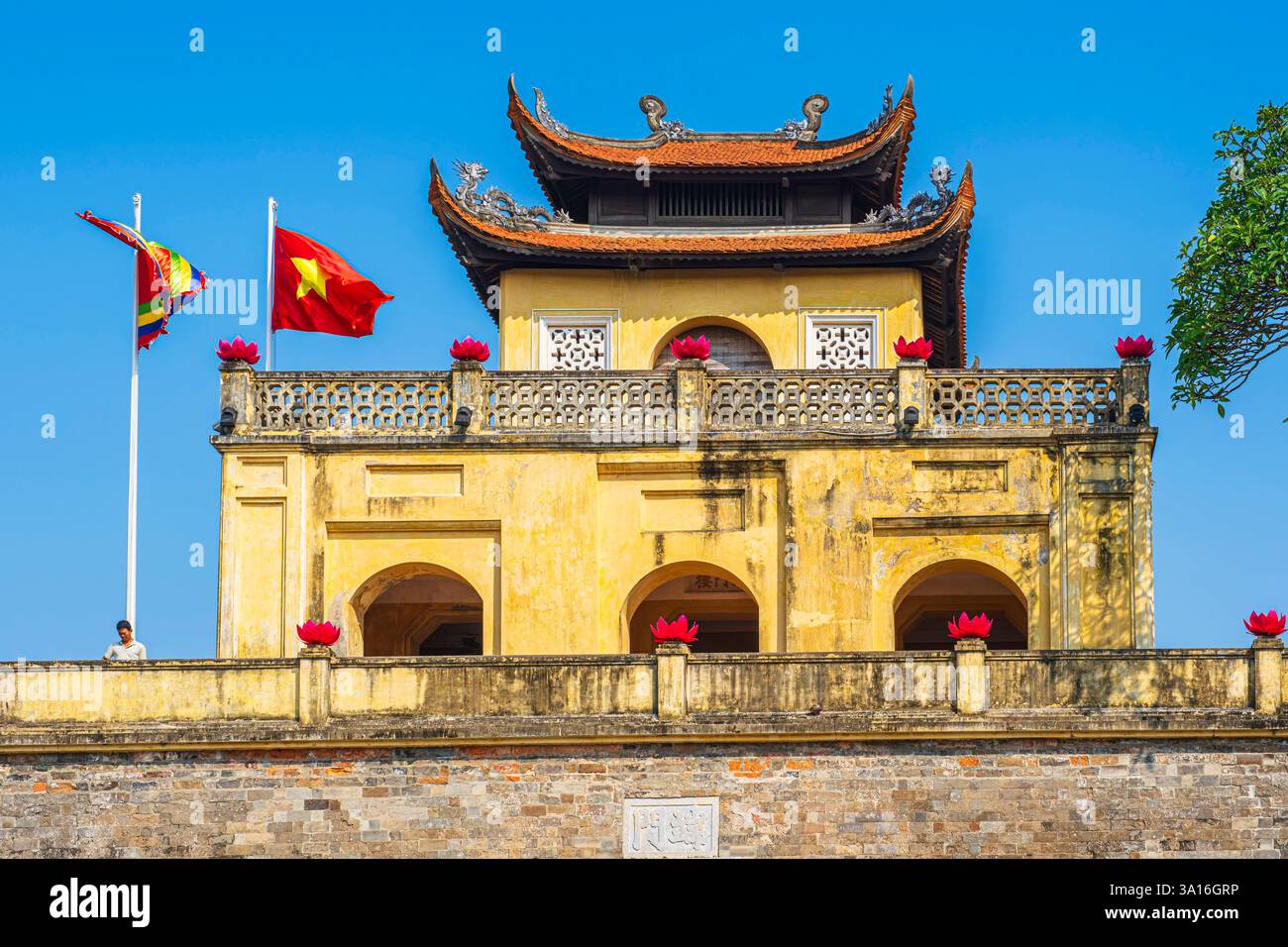 Vietnam, Hanoi, quartiere di Ba Dinh, Cittadella Imperiale di Thang Long (patrimonio dell'umanità dell'UNESCO), cancello principale o porta Doan Mon Foto Stock
