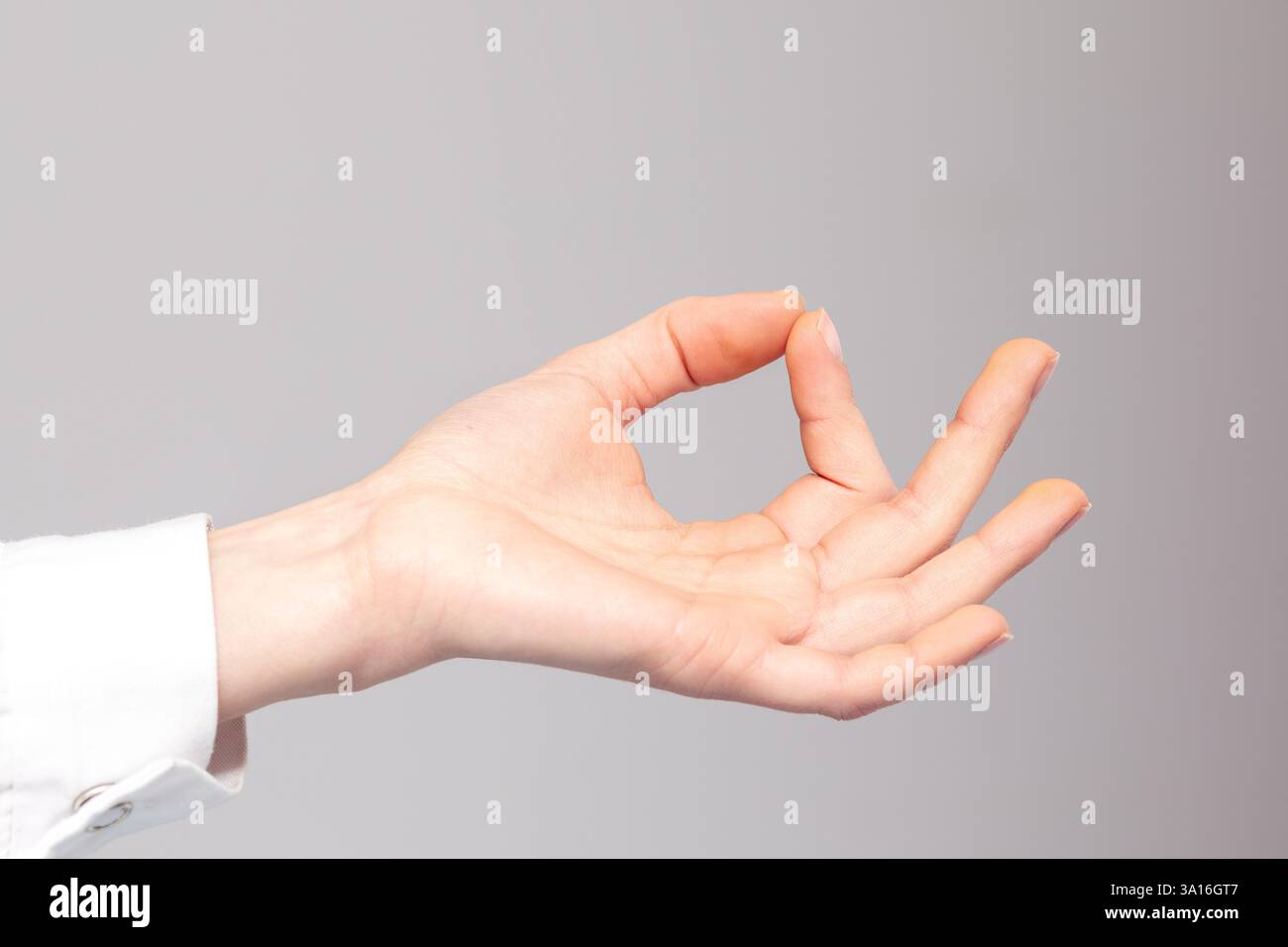 Mudra di gyan, un gesto simbolico nello yoga, che promuove la saggezza e la crescita spirituale Foto Stock