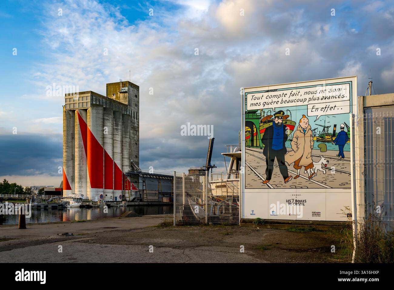 Francia, Loira Atlantica, Saint Nazaire, pannello commemorativo dell'arrivo di Tintin a Saint Nazaire nelle 7 sfere di cristallo (Hergé) sul bordo del bacino Penhoet nel porto Foto Stock