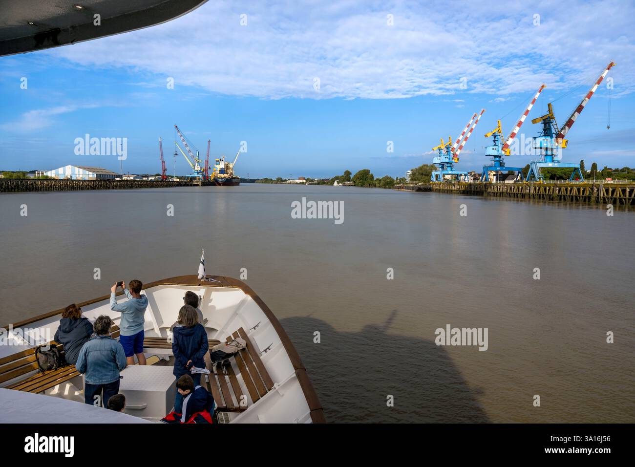 Francia, Loira Atlantica, Nantes, battello turistico che scende lungo la Loira e le banchine del porto commerciale di Nantes fino a Cheviré sulla riva sinistra e a Roche-Maurice sulla riva destra Foto Stock