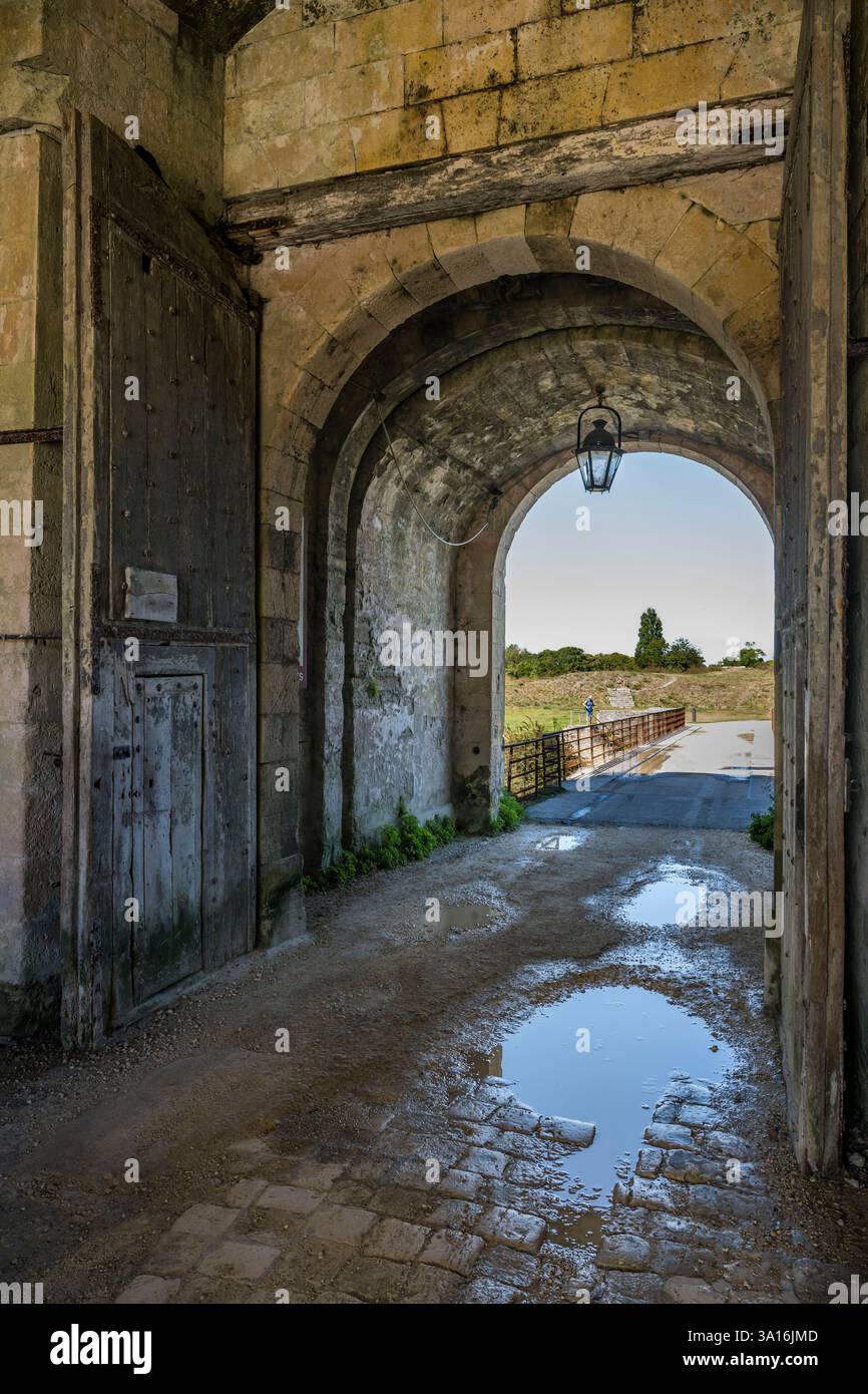 Francia, Charente Maritime, isola di Oleron, Chateau-d'Oleron, la porta reale, uno degli accessi principali alla cittadella Foto Stock