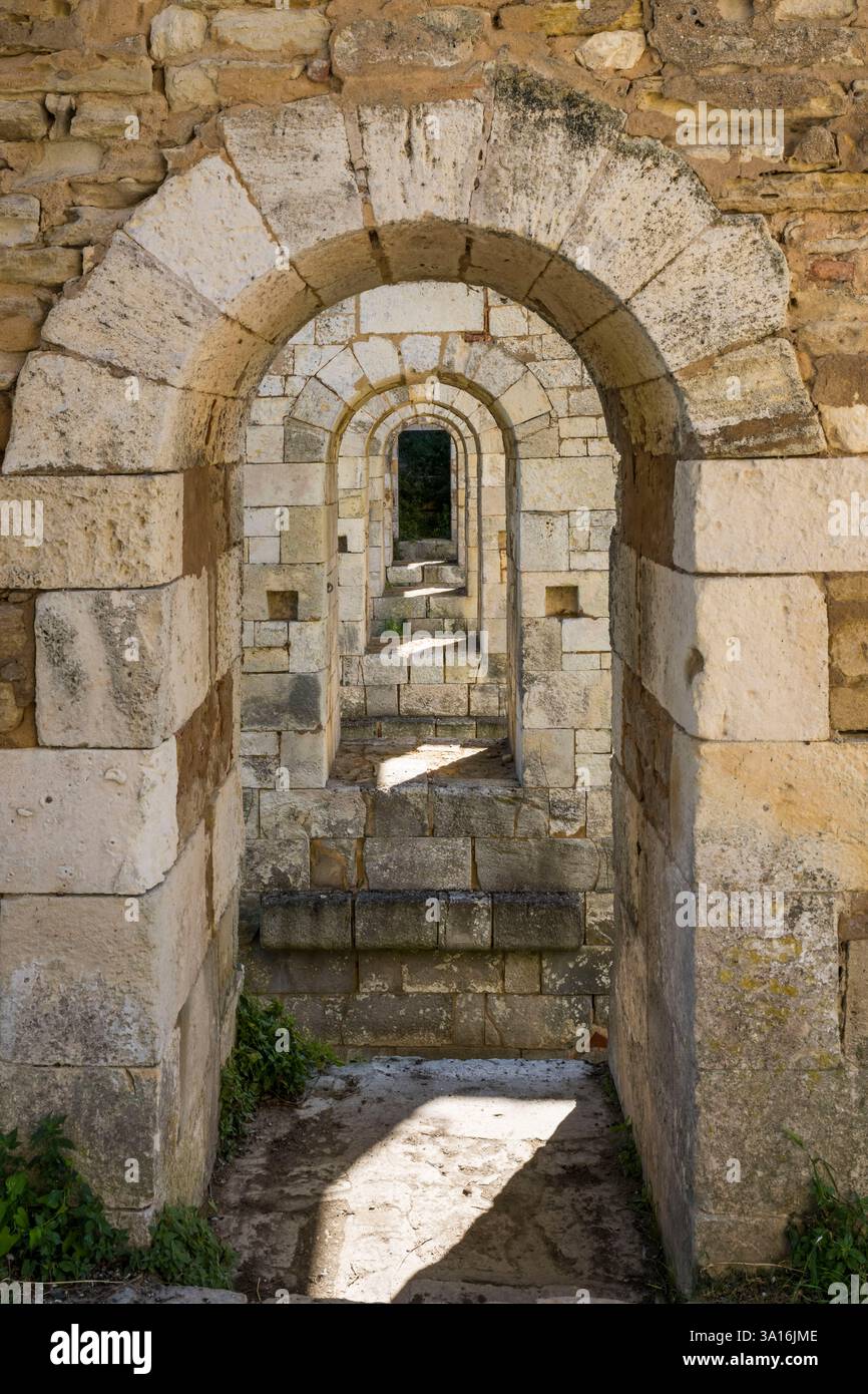 Francia, Charente Maritime, isola di Oleron, Chateau-d'Oleron, passaggio dietro la porta del ponte della porta reale, uno degli accessi principali alla cittadella Foto Stock