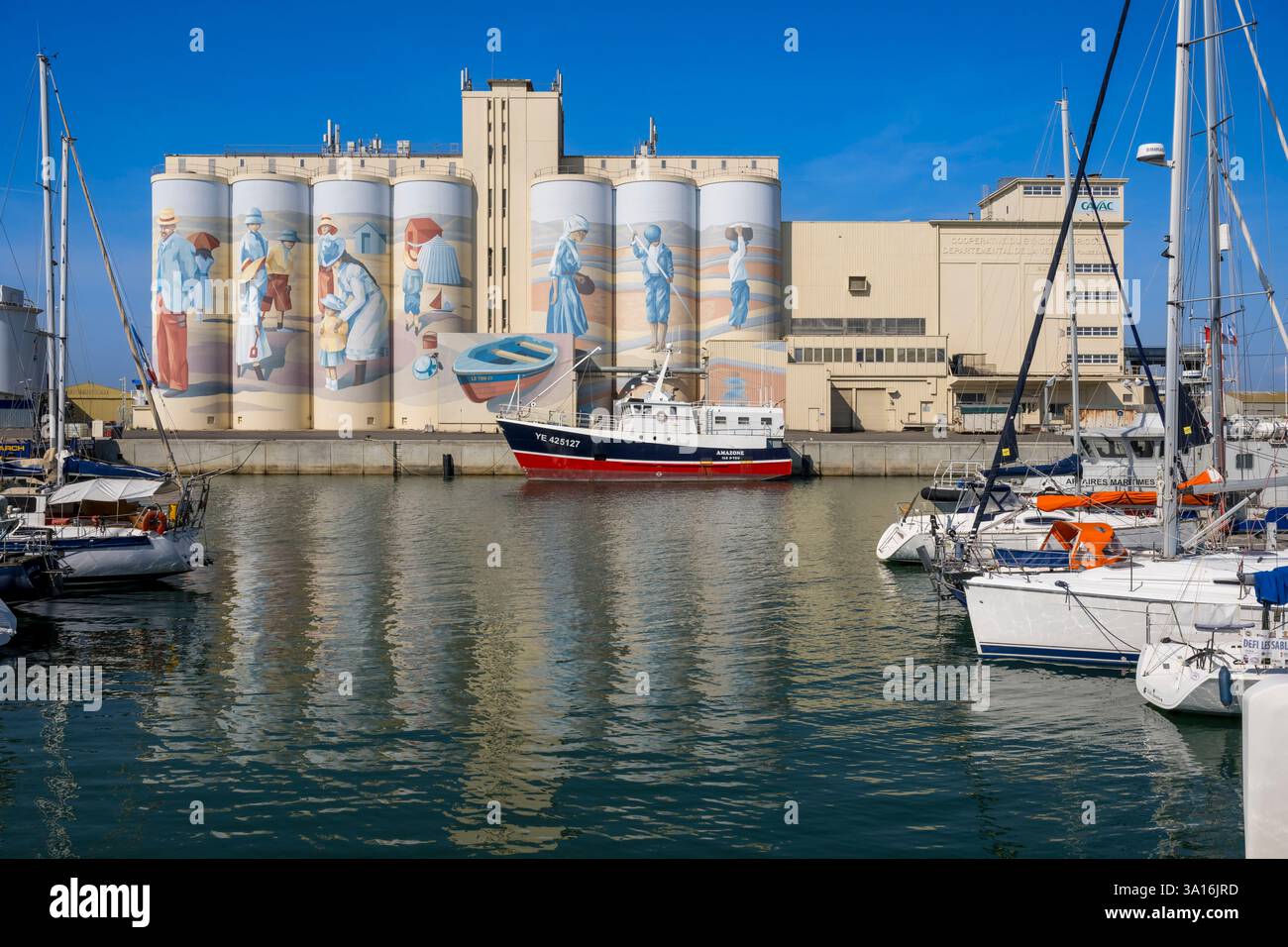 Francia, Vendee, Les Sables d'Olonne, il porto, affresco che ripercorre la storia della città dipinto sui silos della cooperativa Cavac dall'artista basco Taroe Foto Stock