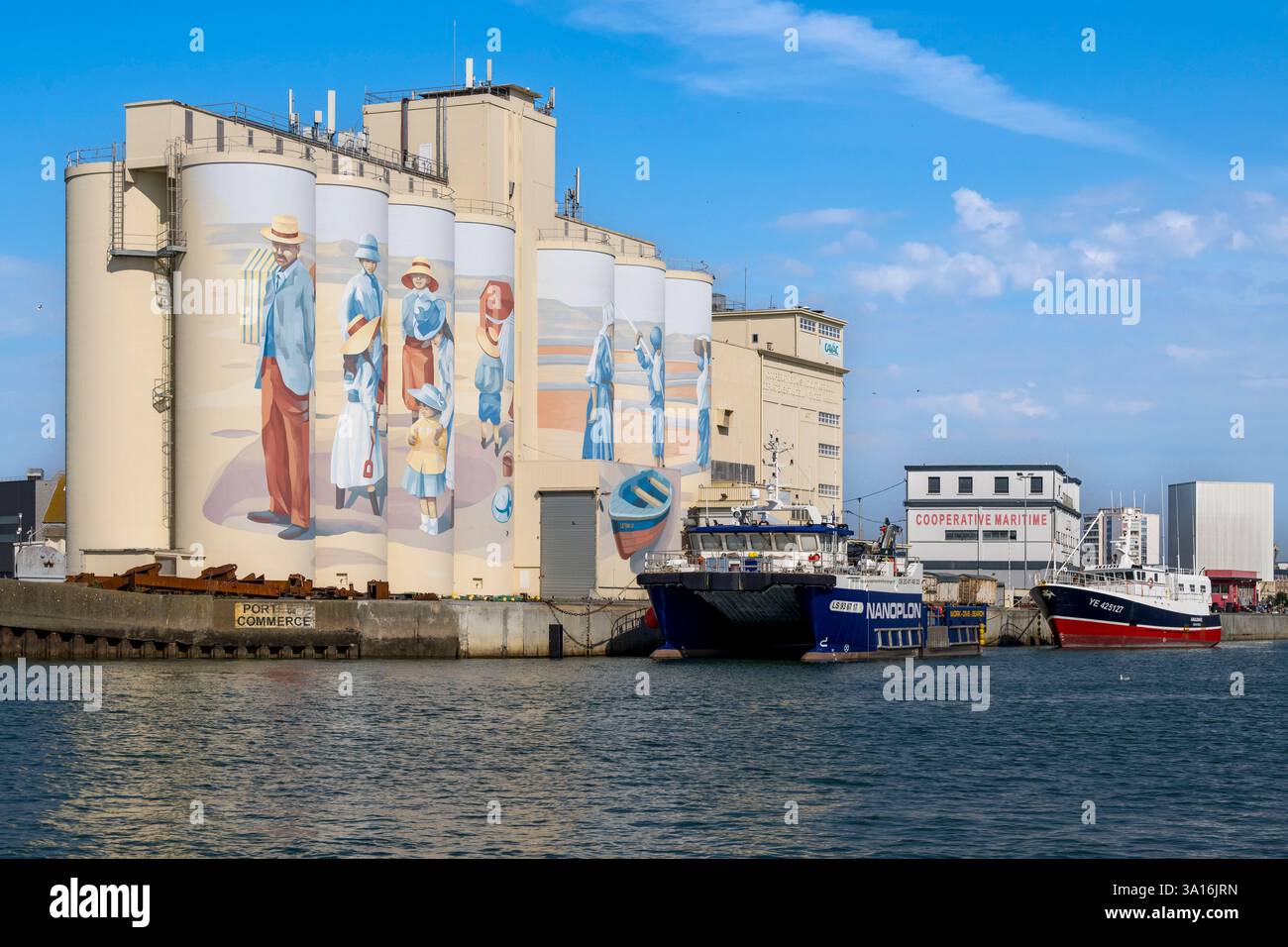 Francia, Vendee, Les Sables d'Olonne, il porto, affresco che ripercorre la storia della città dipinto sui silos della cooperativa Cavac dall'artista basco Taroe Foto Stock