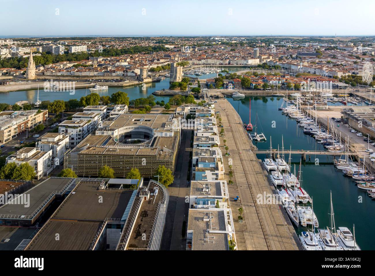 Francia, Charente Maritime, la Rochelle, il nuovo quartiere Minimes e il grande bacino di yacht sulla destra, sullo sfondo la Torre delle Lanterne, la Torre delle catene e la Torre Saint-Nicolas sulla destra proteggono l'ingresso al Porto Vecchio (vista aerea) Foto Stock