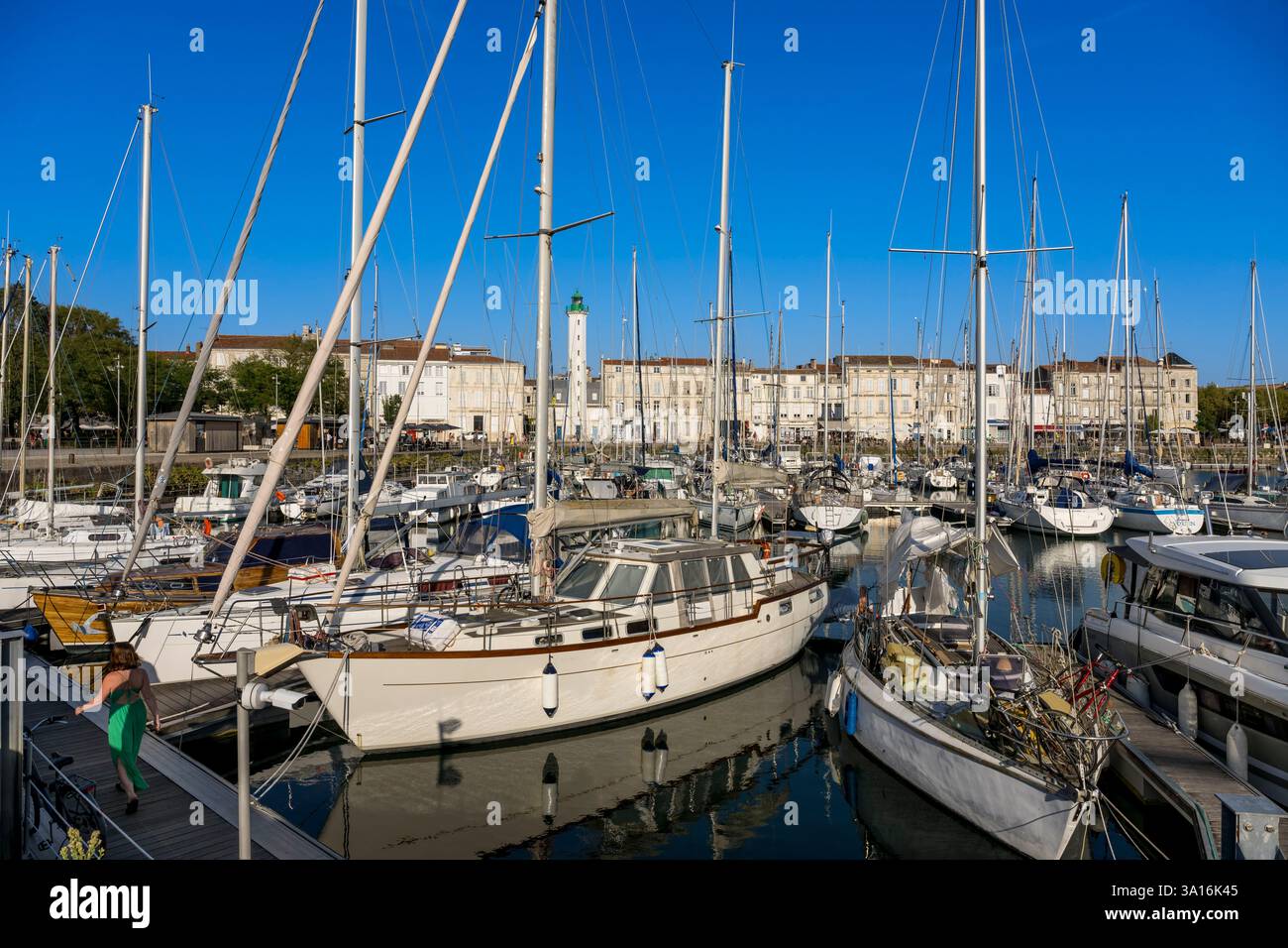 Francia, Charente Maritime, la Rochelle, il molo del Porto Vecchio e il suo faro Foto Stock