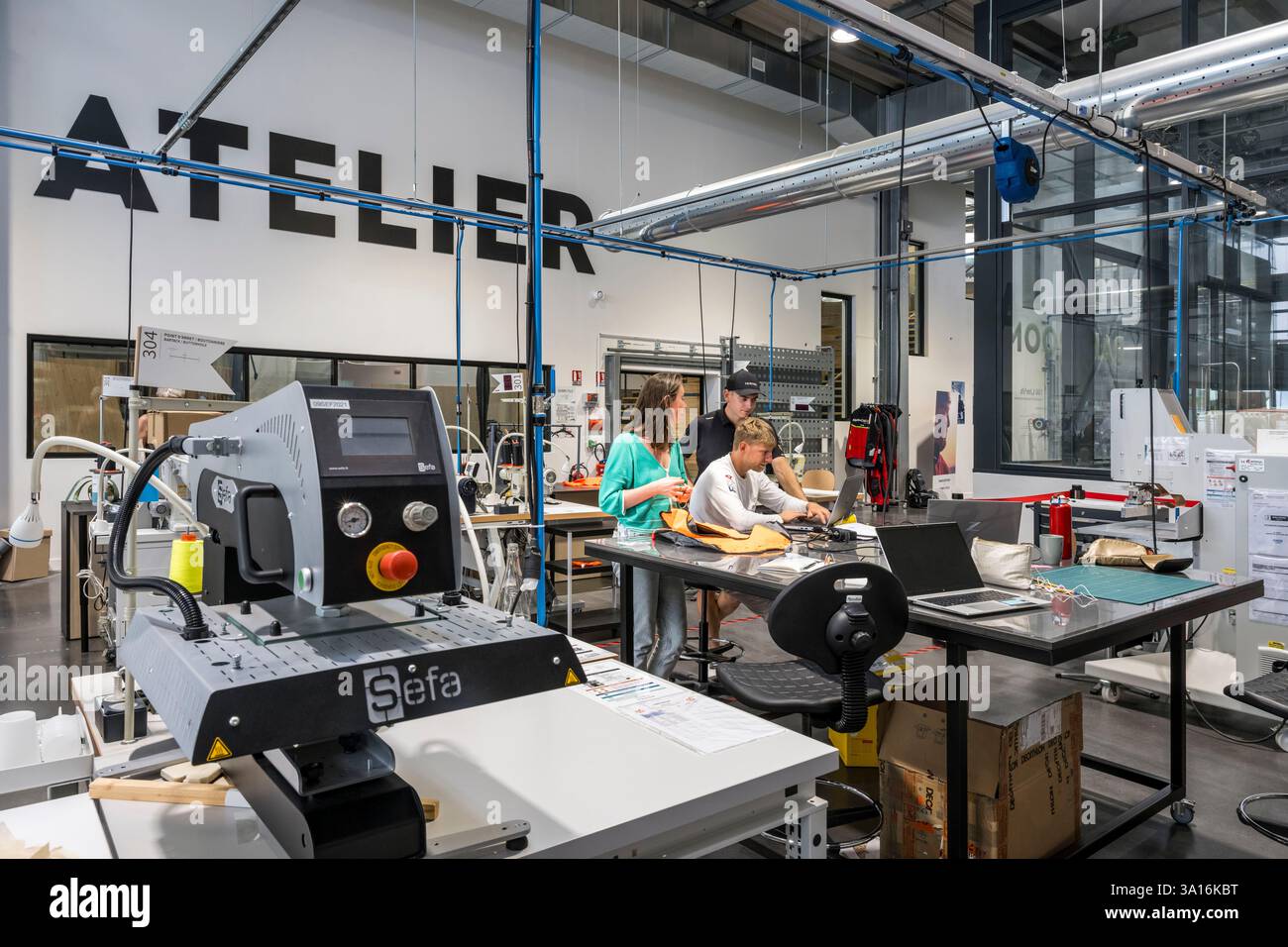 Francia, Charente Maritime, la Rochelle, Centre de co-conception Tribord Sailing Lab de la Marque Decathlon, un team di progetto al lavoro con un designer, un ingegnere e un prototipo Foto Stock