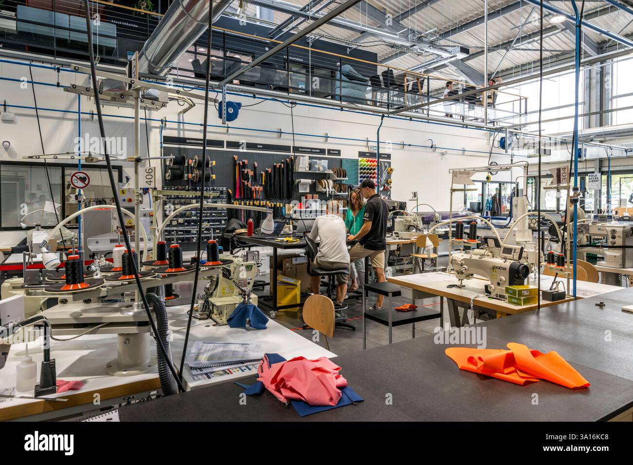 Francia, Charente Maritime, la Rochelle, Centre de co-conception Tribord Sailing Lab de la Marque Decathlon, un team di progetto al lavoro con un designer, un ingegnere e un prototipo Foto Stock