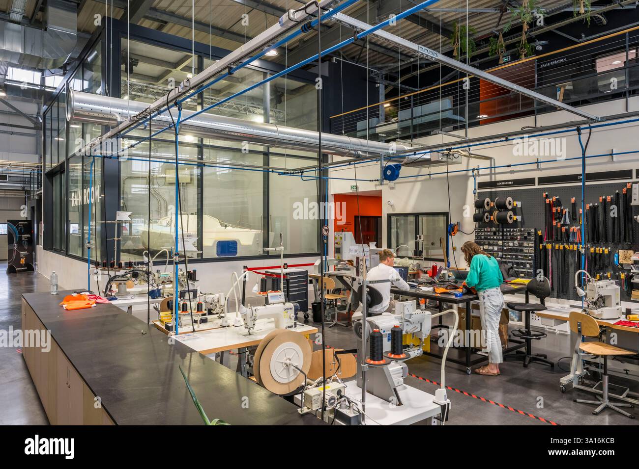 Francia, Charente Maritime, la Rochelle, Centre de co-conception Tribord Sailing Lab de la Marque Decathlon, un team di progetto al lavoro con un designer, un ingegnere e un prototipo Foto Stock