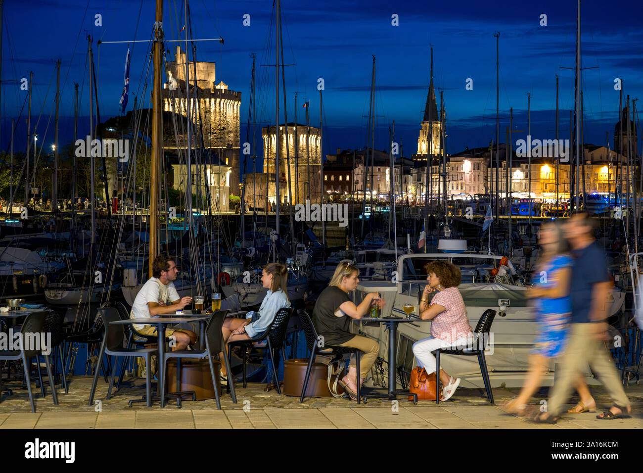Francia, Charente Maritime, la Rochelle, il molo del Porto Vecchio, terrazza del ristorante Merluberlu sulle banchine Foto Stock