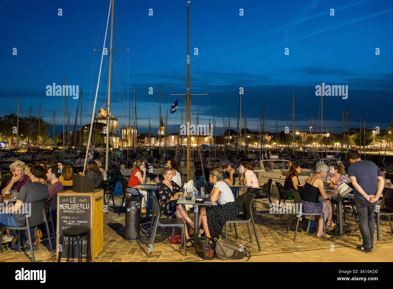 Francia, Charente Maritime, la Rochelle, il molo del Porto Vecchio, terrazza del ristorante Merluberlu sulle banchine Foto Stock